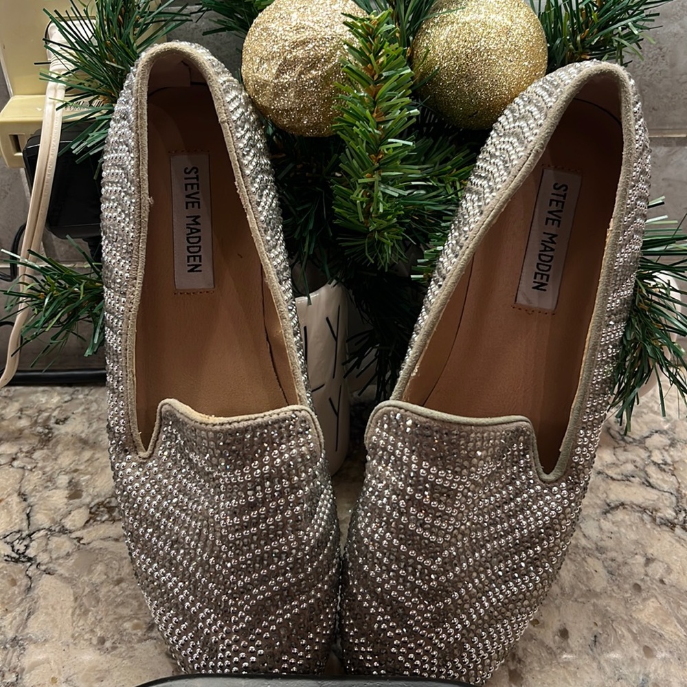 Gorgeous sparkly neutral Steve Madden size 9 flats.